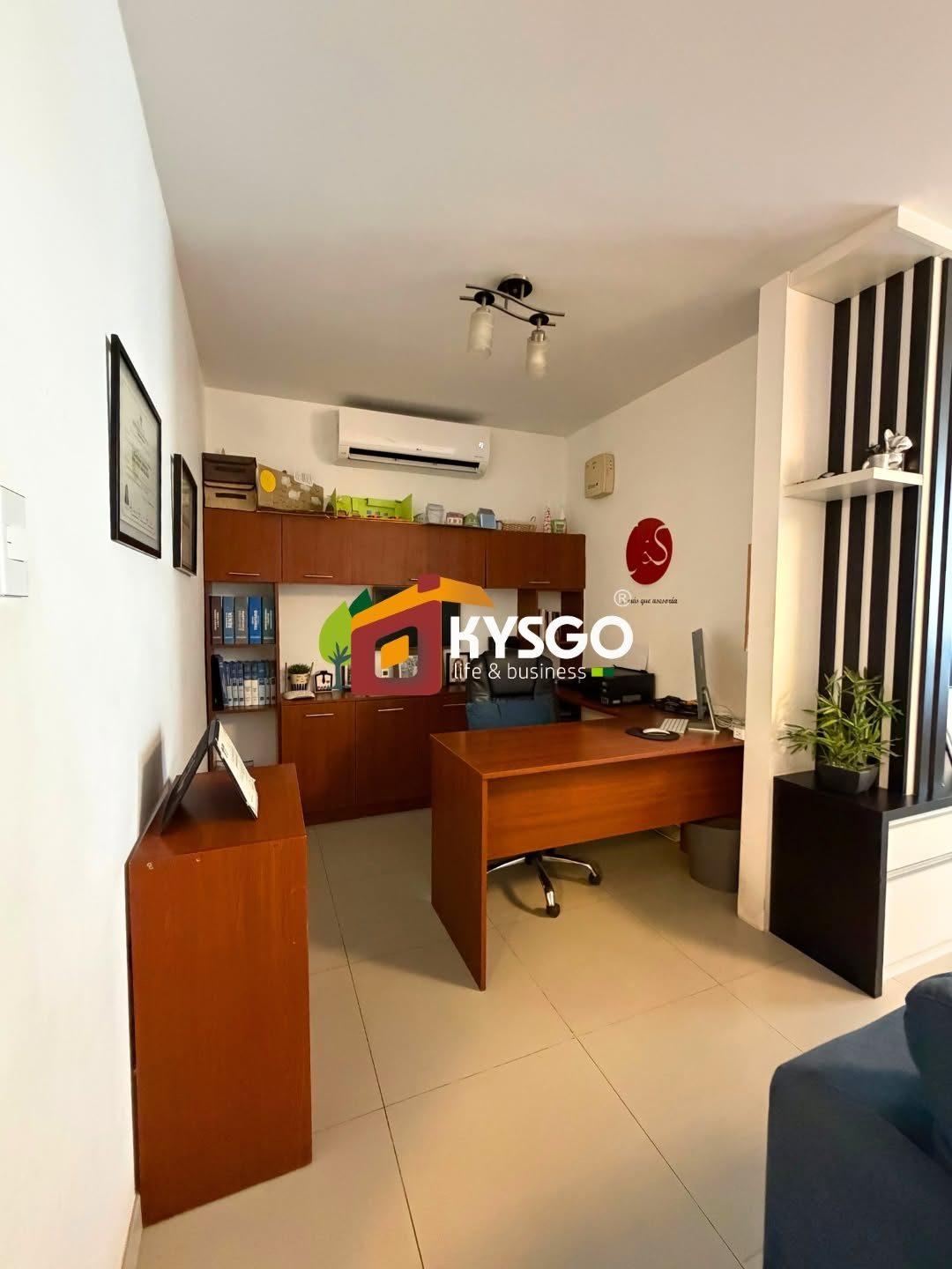 Foto de En venta amplia casa de 3 pisos en Urb. Bello Horizonte frente al parque La Brea